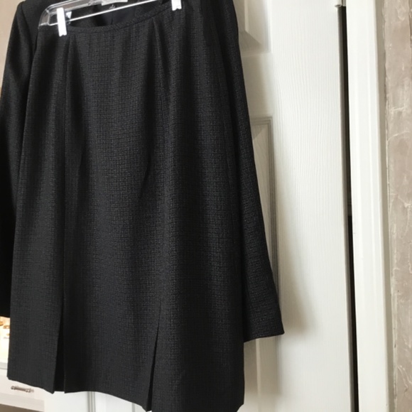 Two piece suit Jacket n skirt - Picture 3 of 5